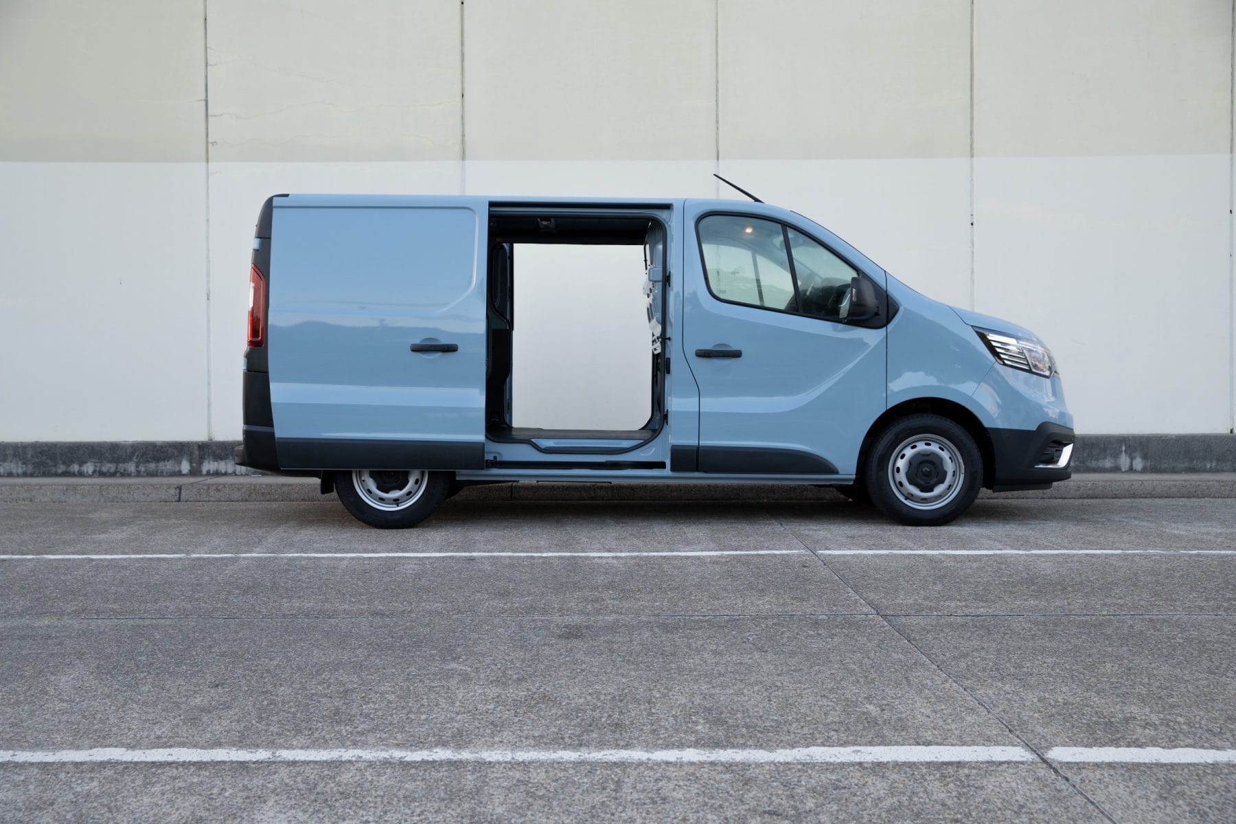 Renault Trafic 2023 side doors