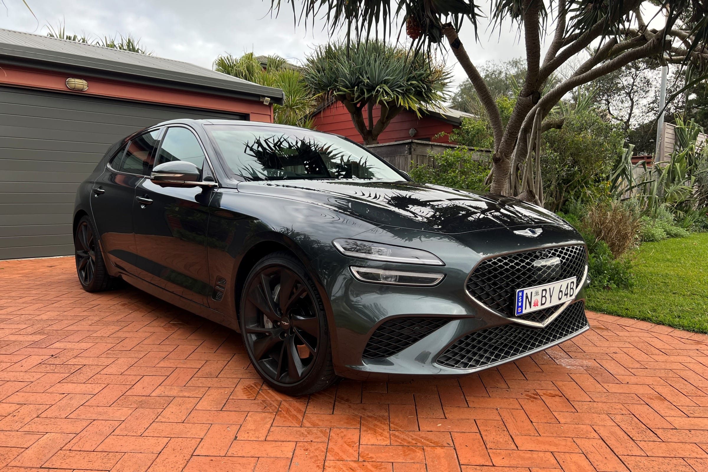 Genesis G70 Shooting Brake 2022 Front qtr