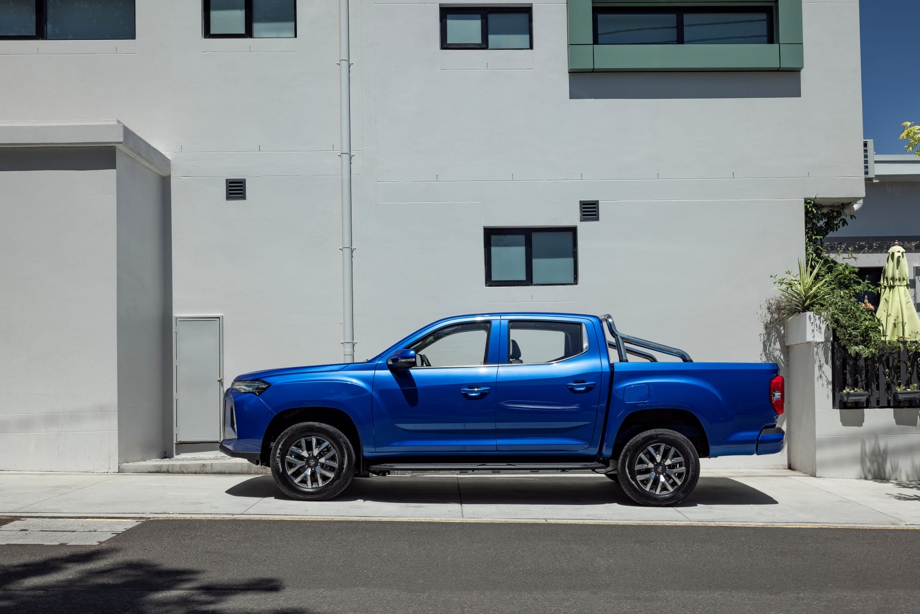 2022 eT60_Jewel Blue_Exterior profile