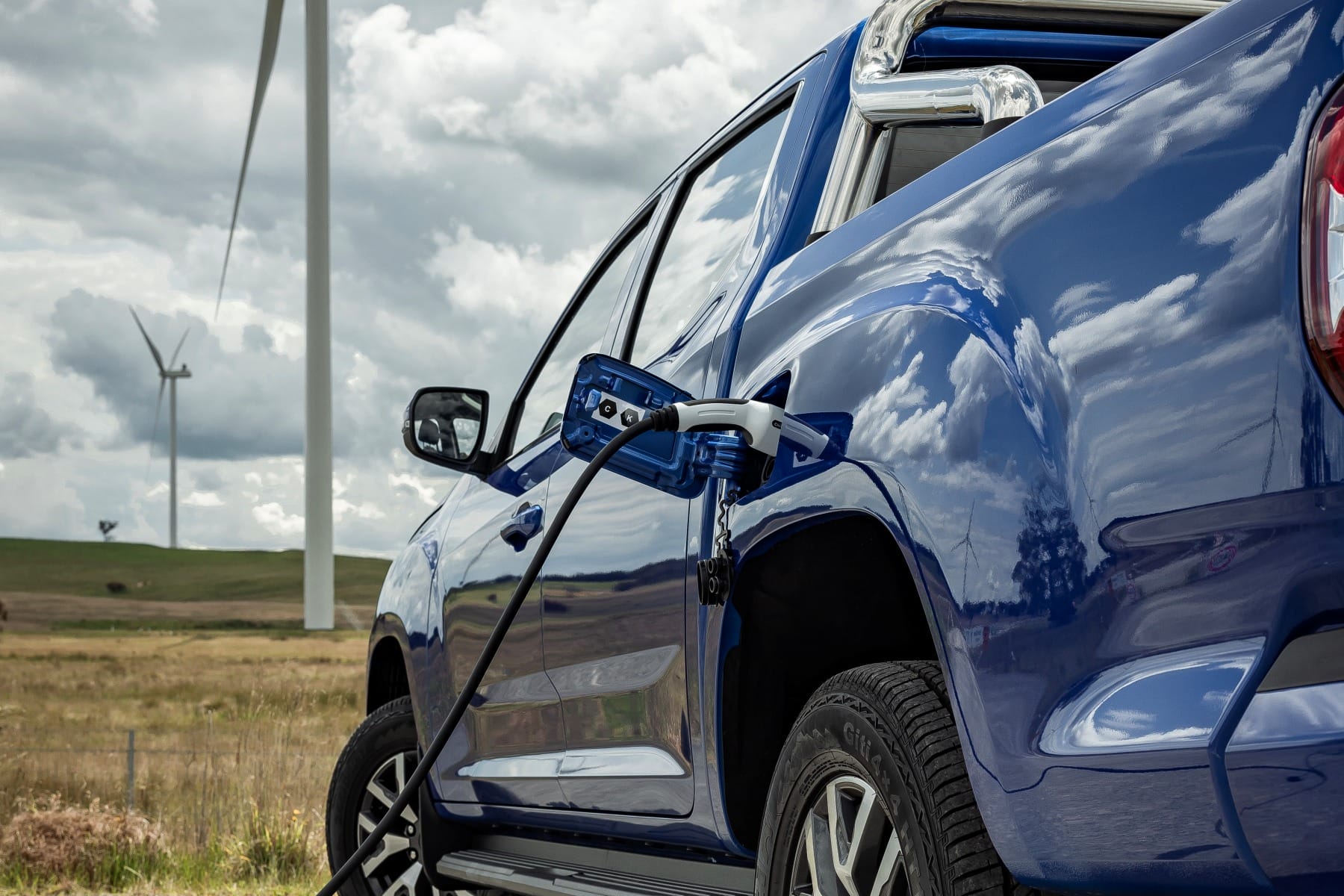 2022 eT60_Jewel Blue_charging