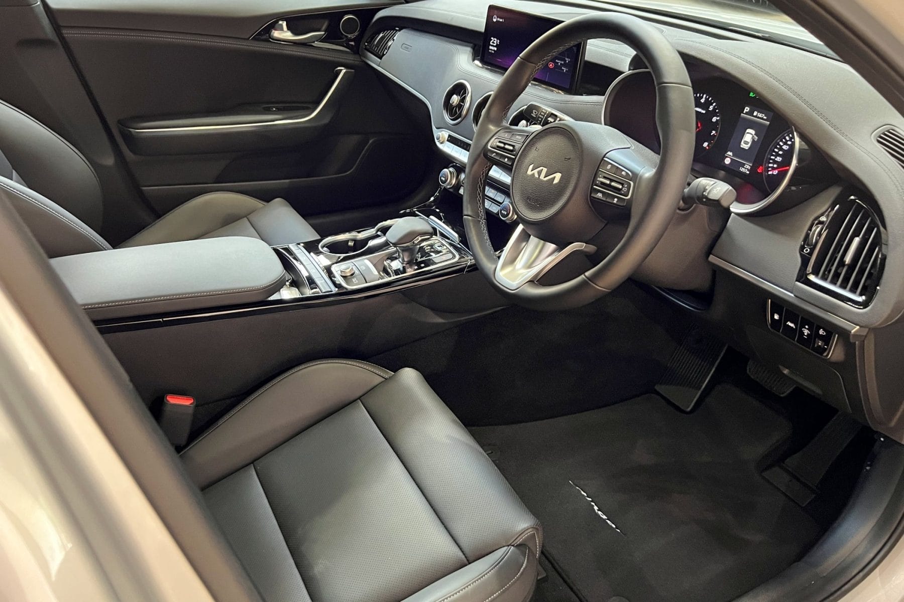 2022 Kia Stinger 2.0l GT-Line interior 2