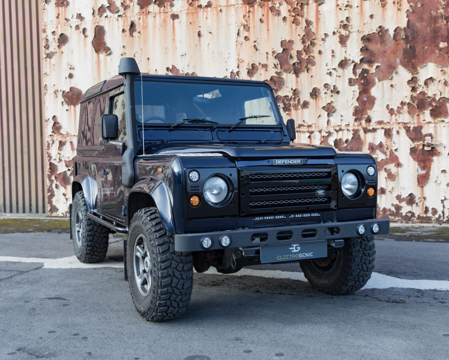 electric-Land-Rover-Defender-charging-Electrogenic-