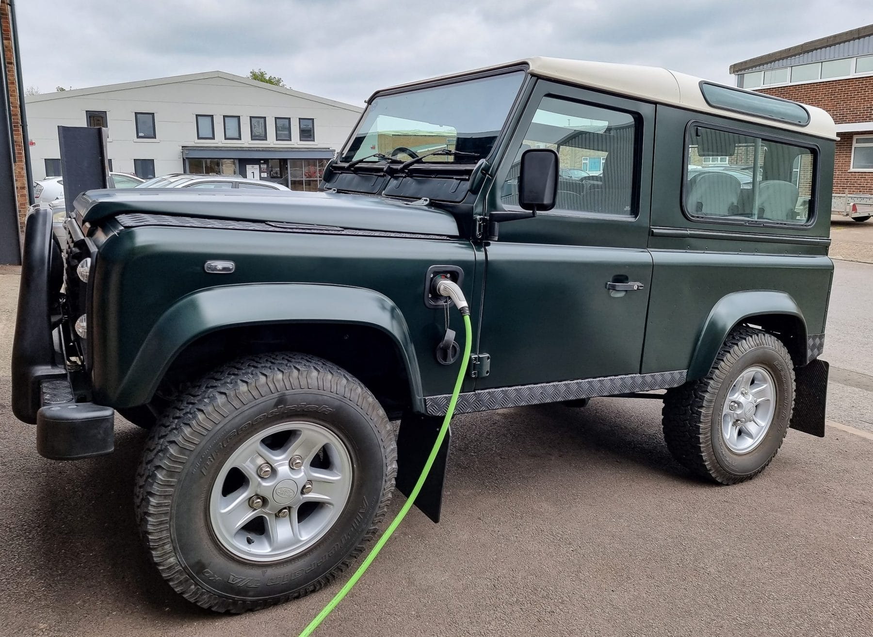 electric-Land-Rover-Defender-charging-Electrogenic-