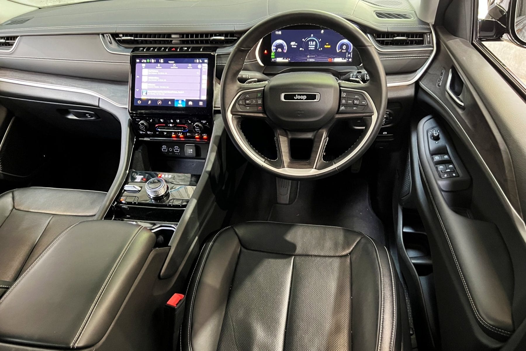 2023 Jeep Grand Cherokee Limited interior front 2