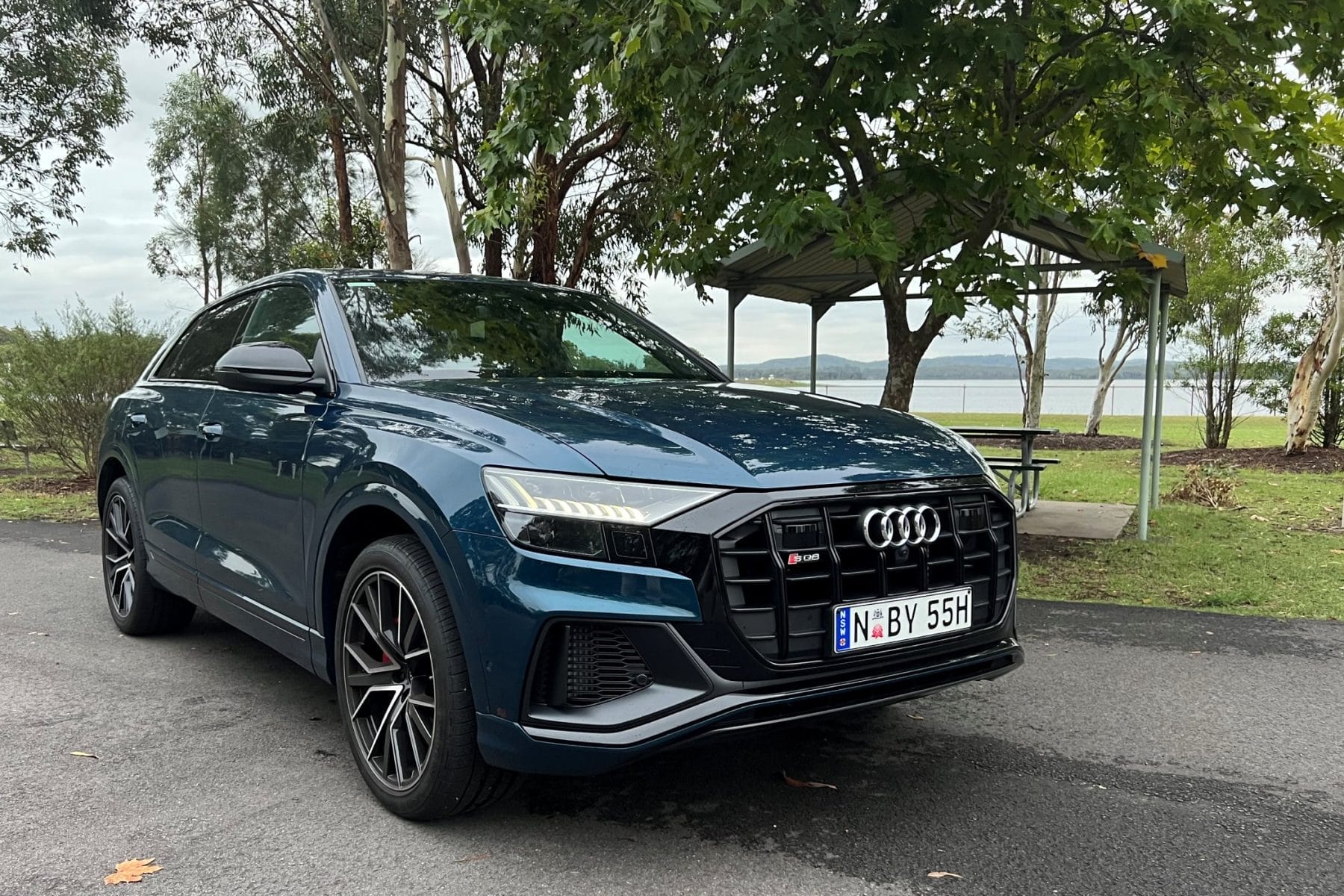 Audi SQ8 2023 front quarter 1