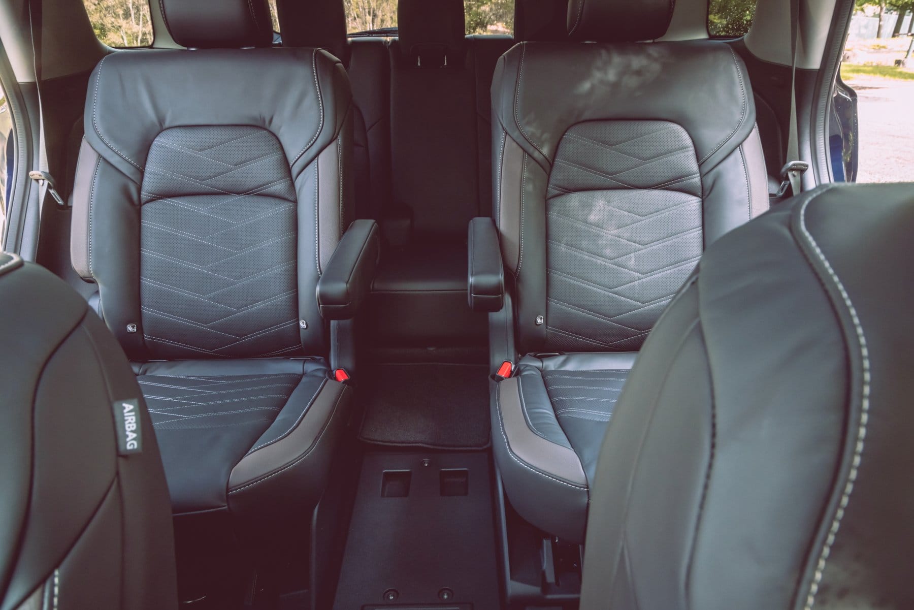 2023 Nissan Pathfinder Ti-L interior middle row captains seats