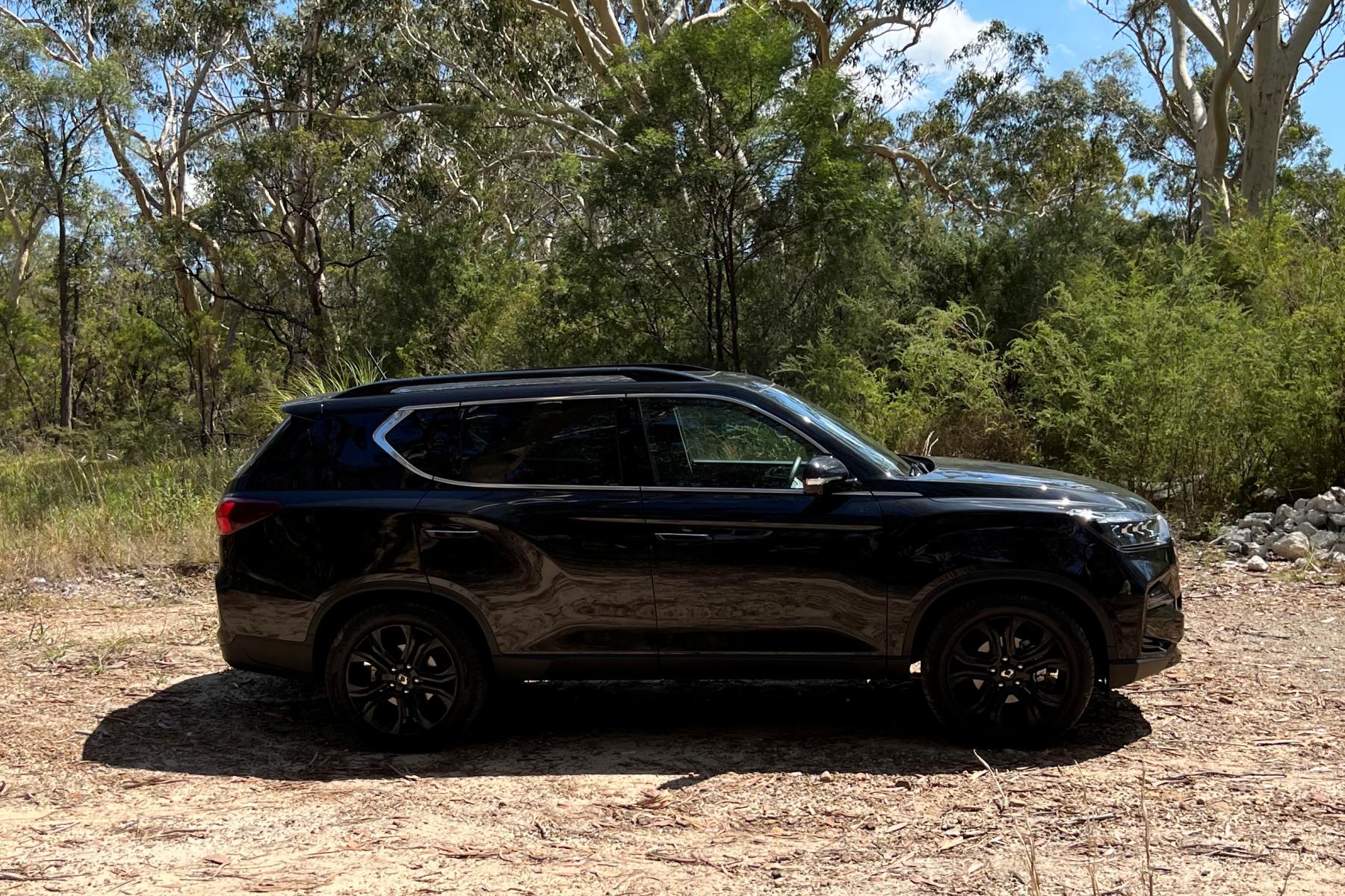 SsangYong Rexton Black profile