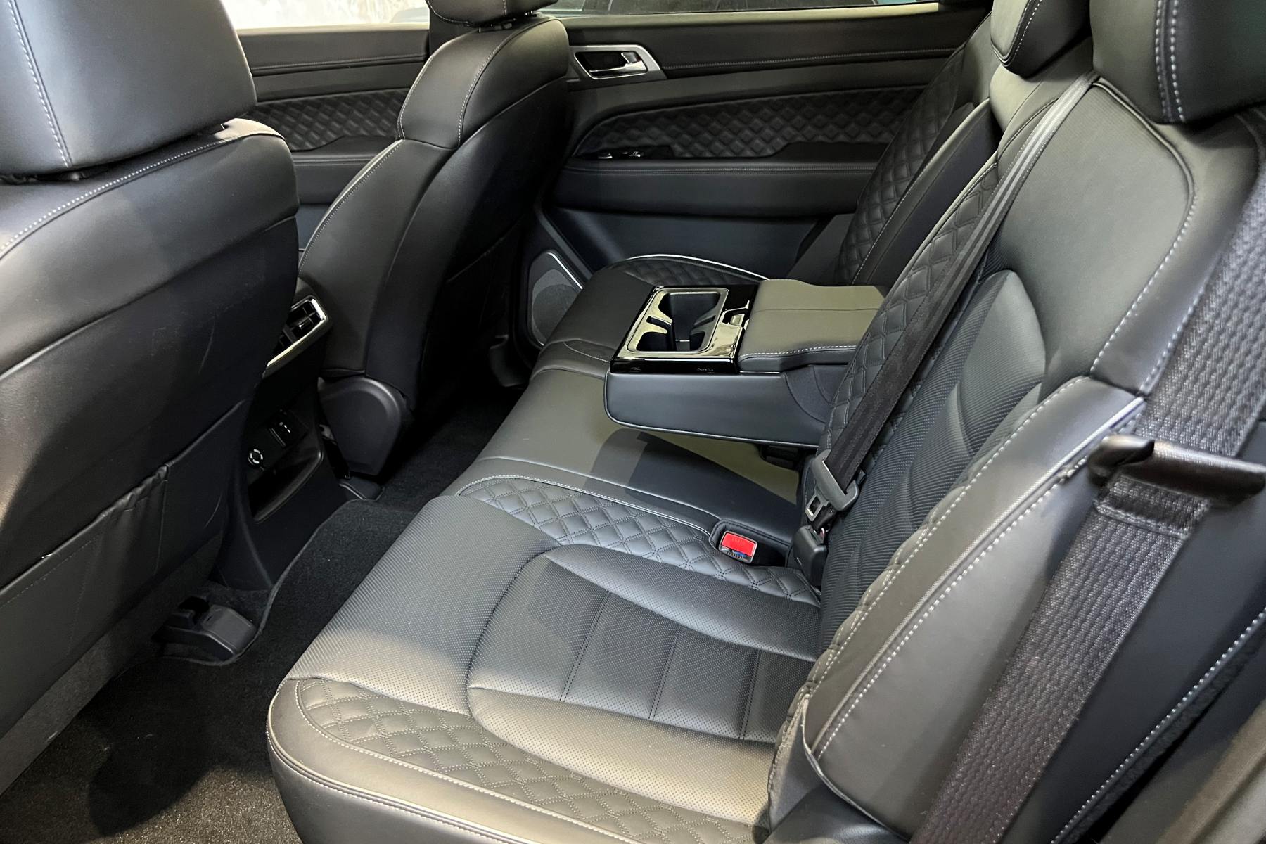 SsangYong Rexton Black rear seats