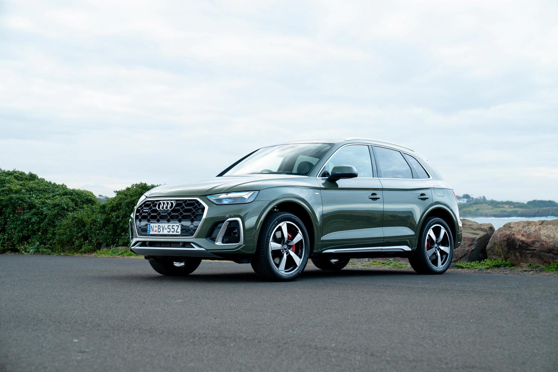 Audi Q5 Plug-In Hybrid 2023 front quarter green sportback