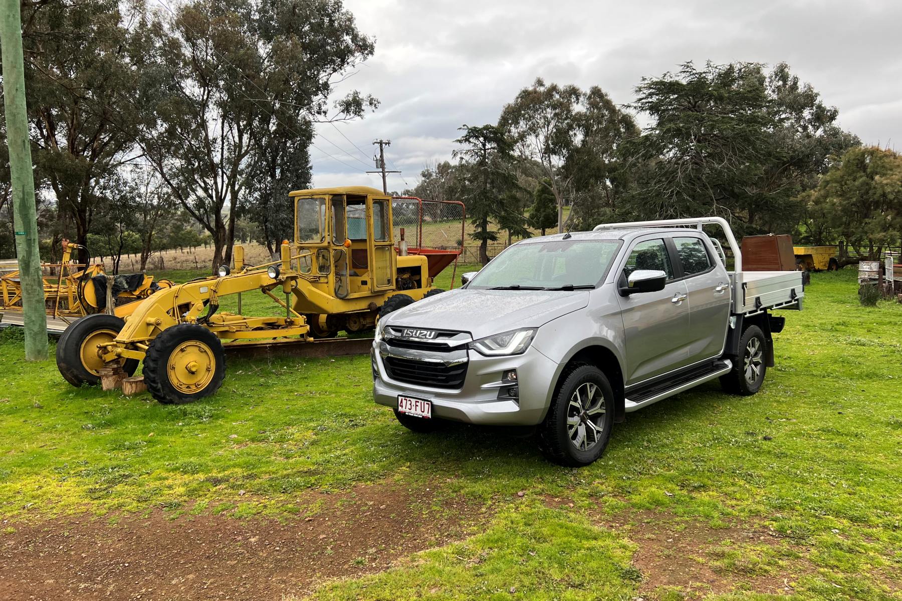 Isuzu D-Max LS-U Dual Cab Trayback 4WD Ute at farm 3
