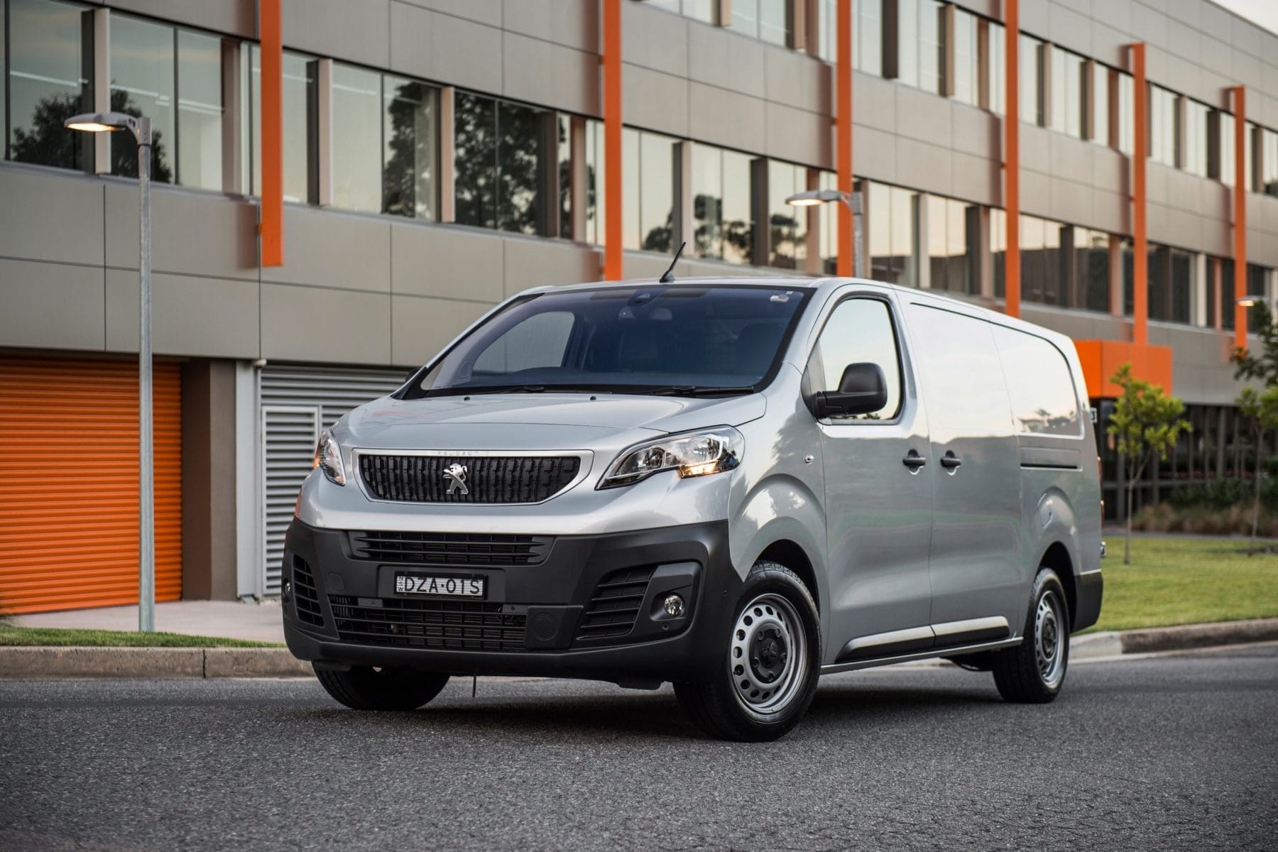 2019-Peugeot-Expert-2-front-qtr