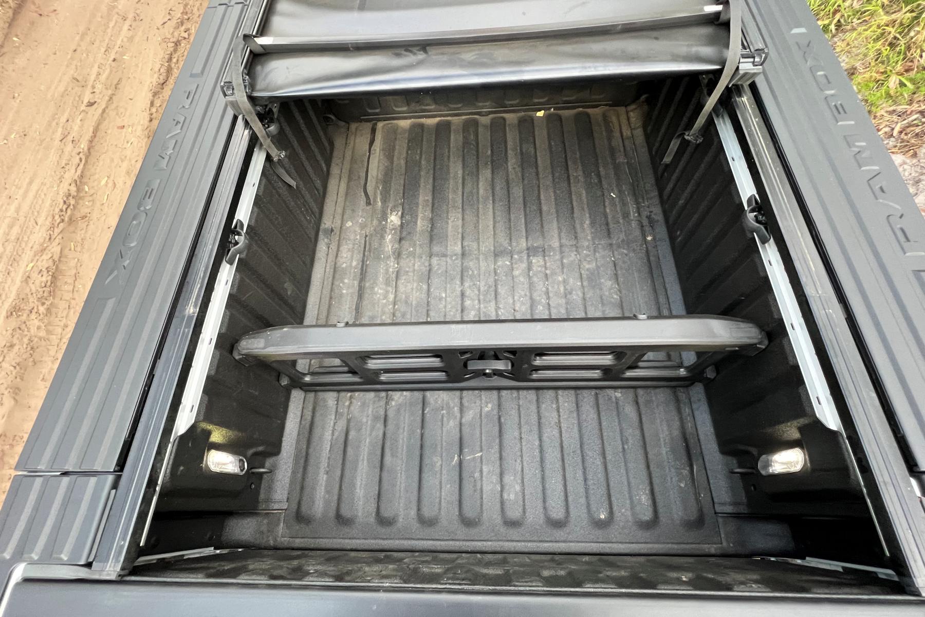 RAM 1500 Laramie Sport 4WD RAMBOX and tub divider