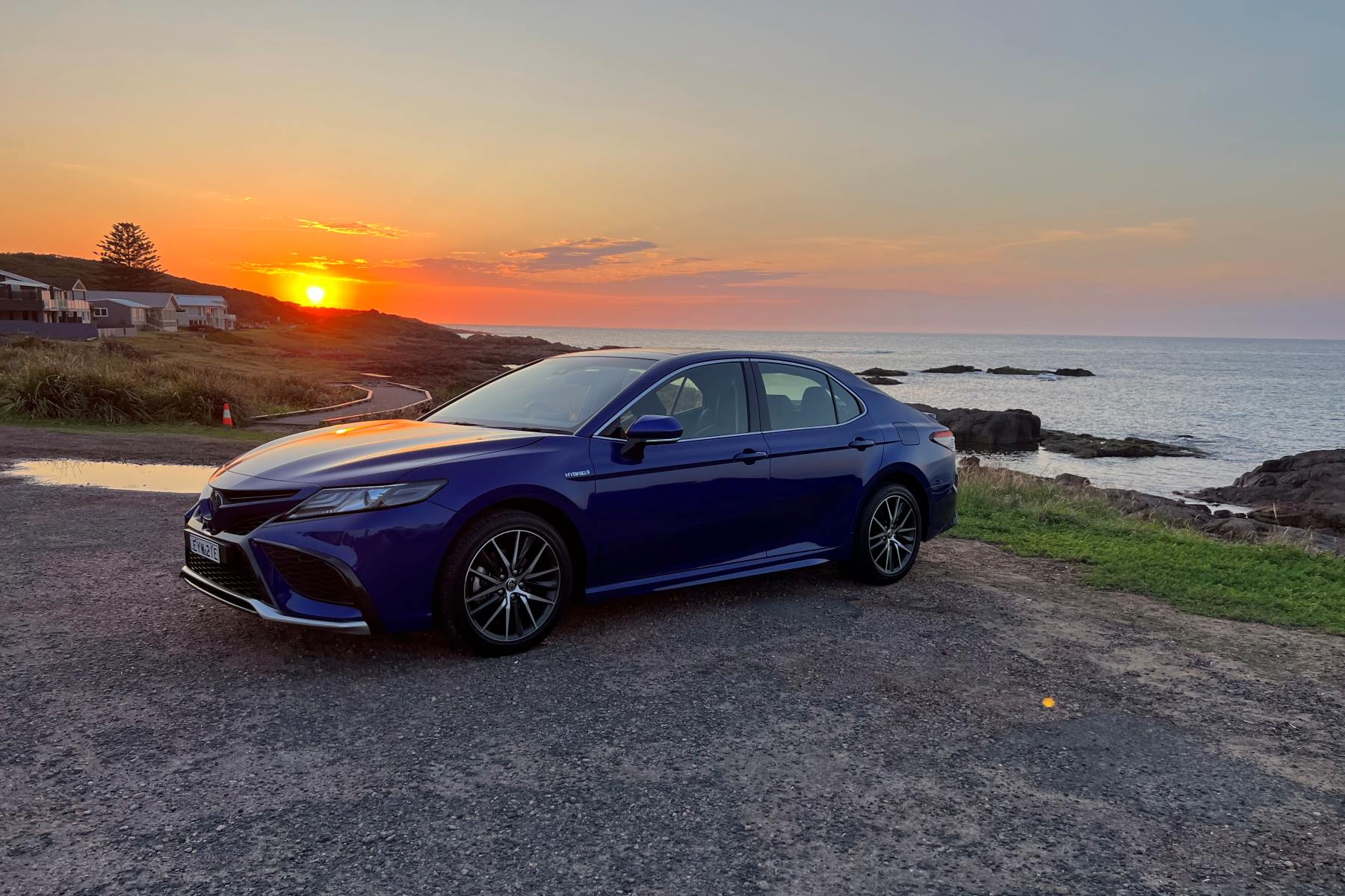 Toyota Camry Hybrid SL front quarter 1