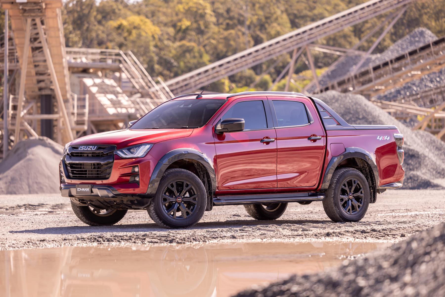 23MY 4x4 D-MAX X-TERRAIN in Magnetic Red mica.