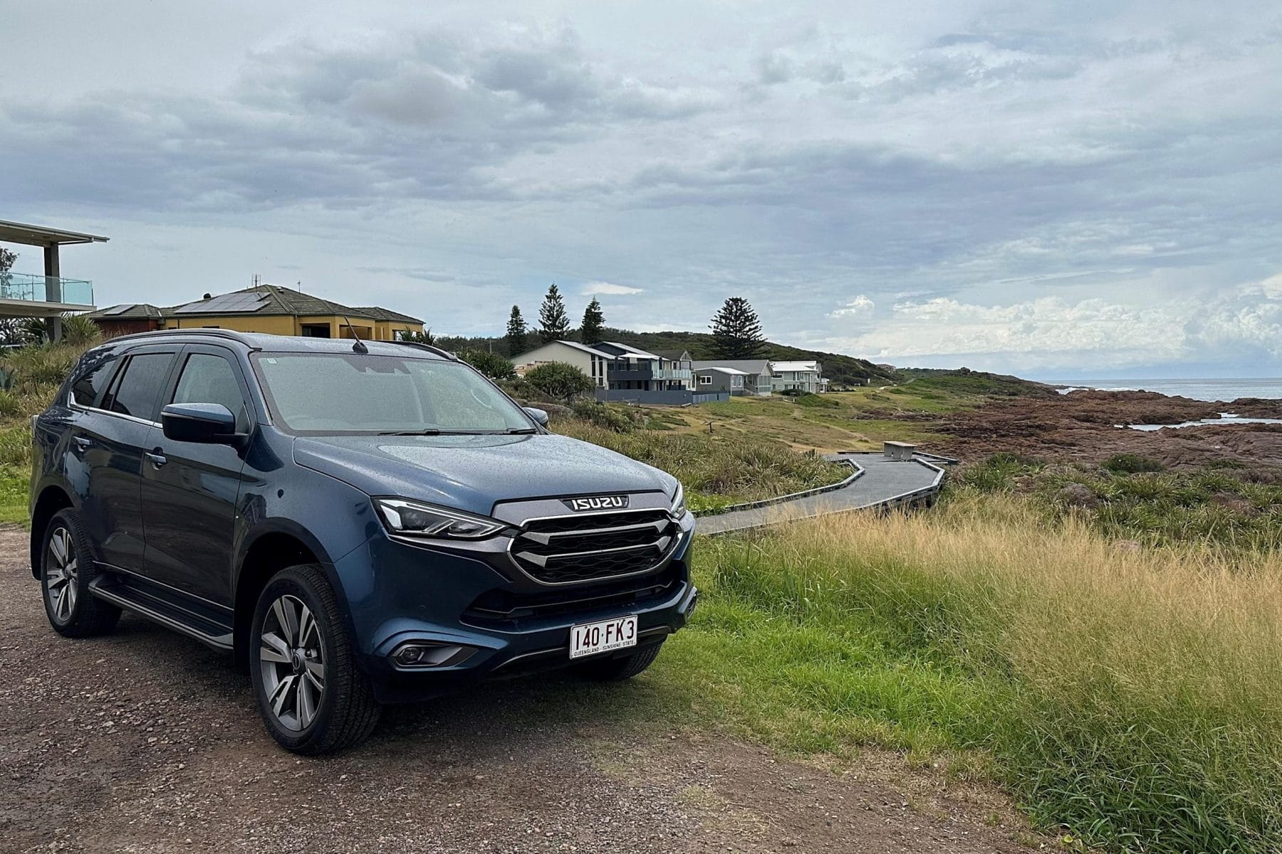 Isuzu MU-X LS-T 4WD SUV Front qtr 1