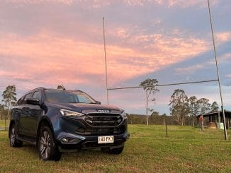 Isuzu MU-X LS-T 4WD SUV Front qtr 2