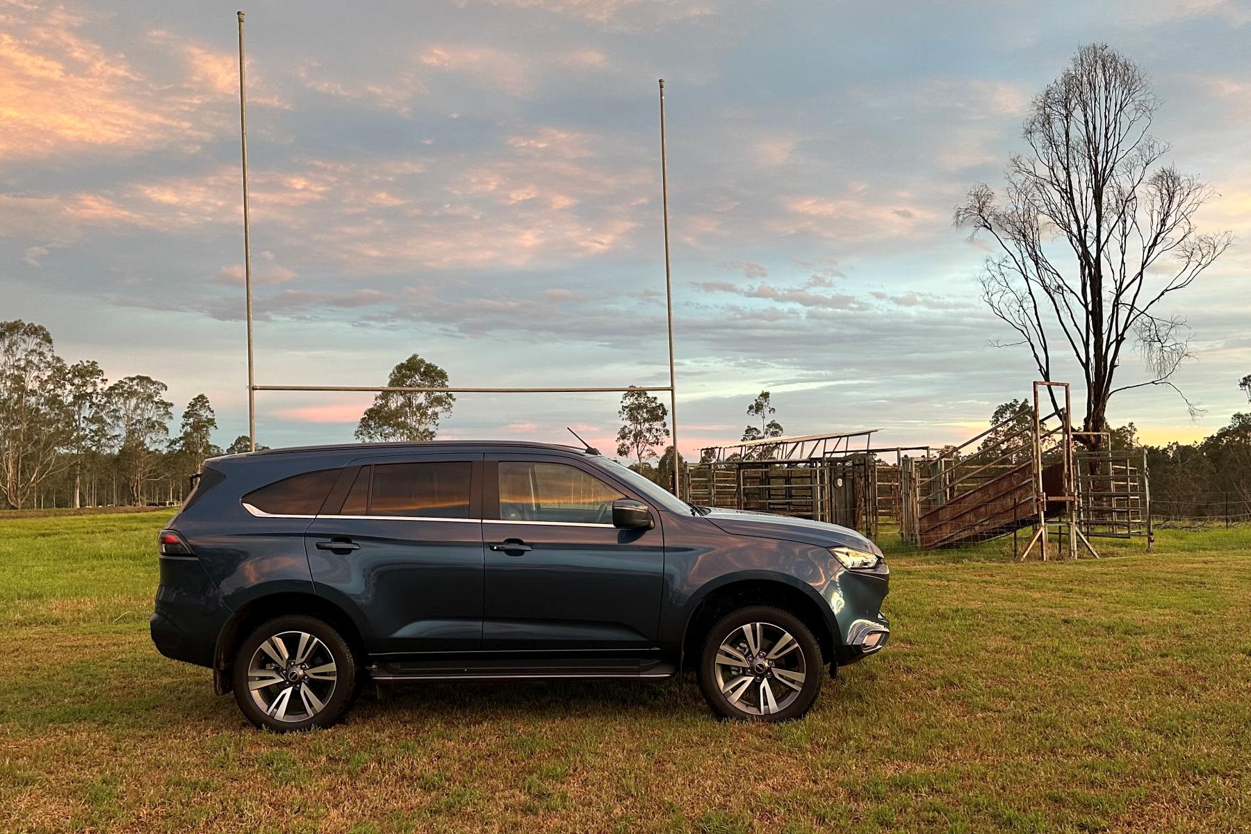 Isuzu MU-X LS-T 4WD SUV PROFILE 1