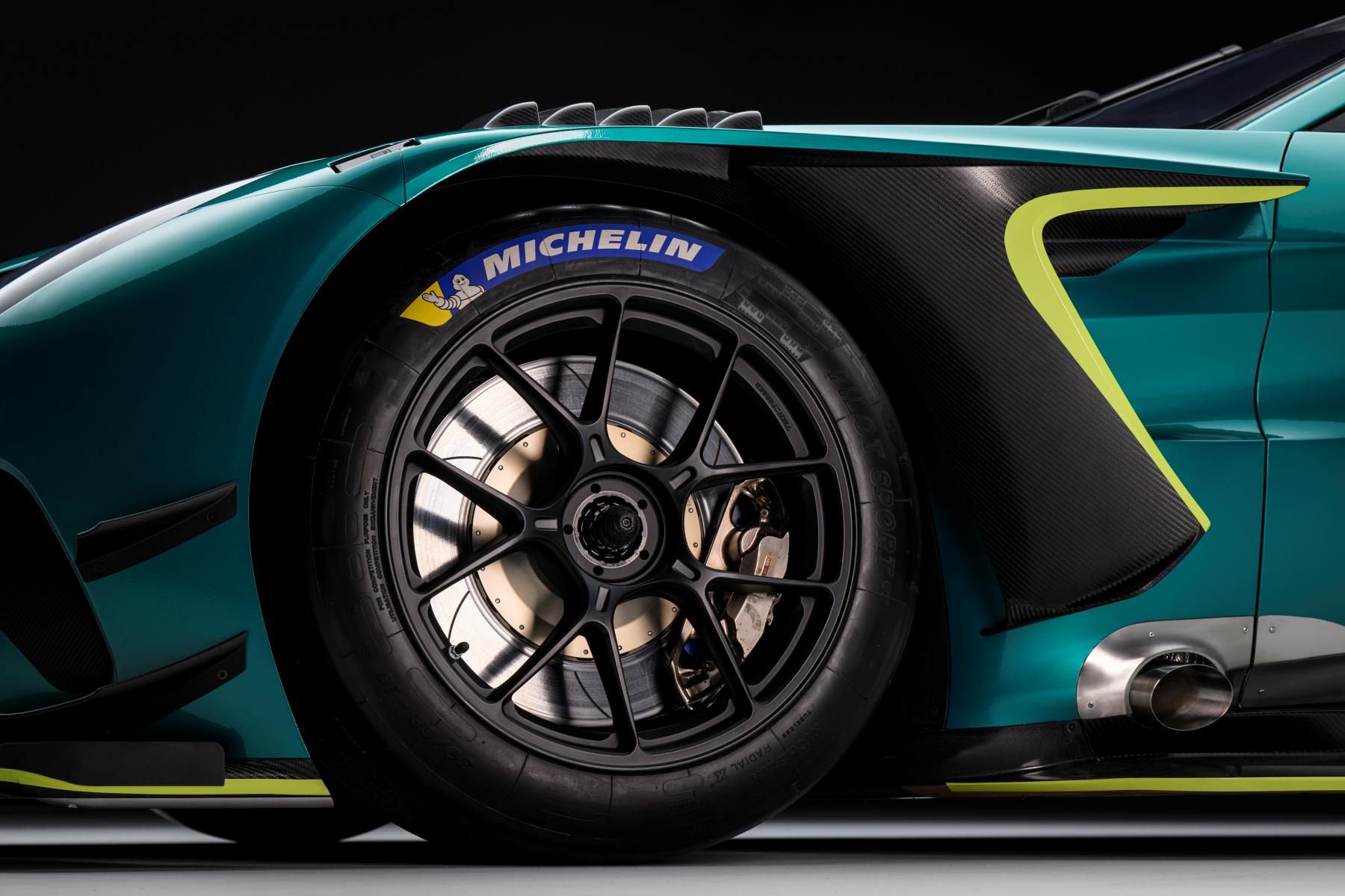 Aston Martin Vantage GT3_ front wheel and tyre