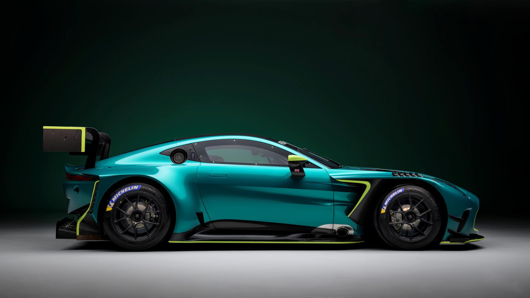 Aston Martin Vantage GT3_ profile