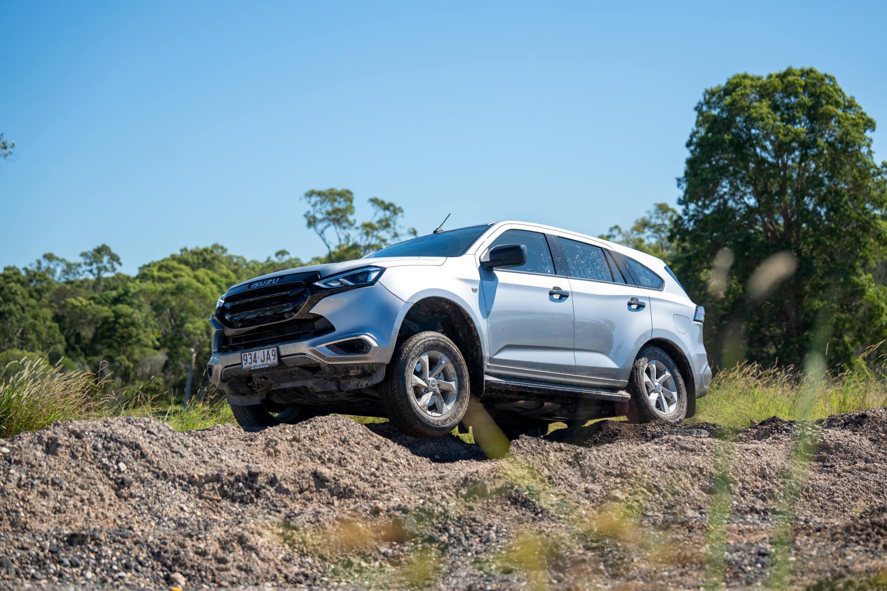 2024 Isuzu MU-X off road 2