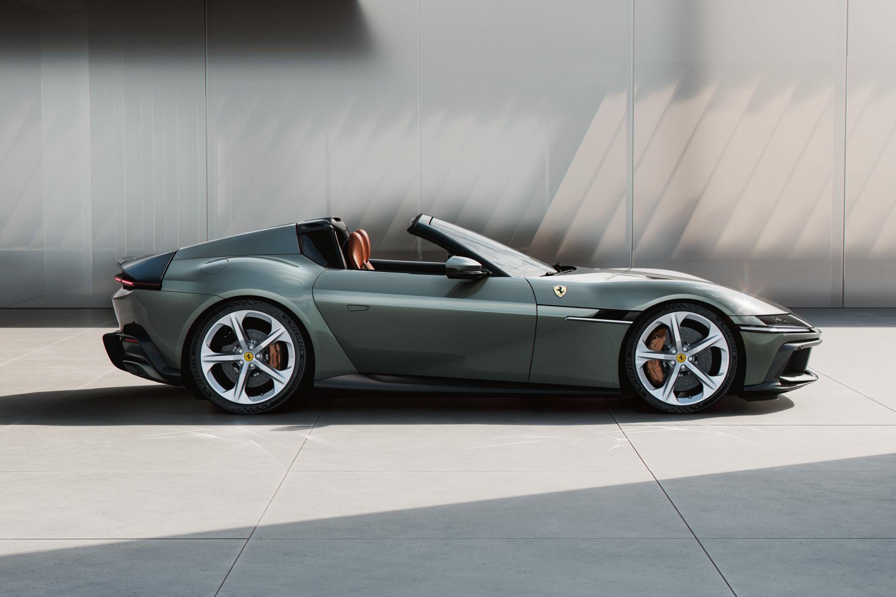 New_Ferrari_V12_ext_02_Design_spider_media