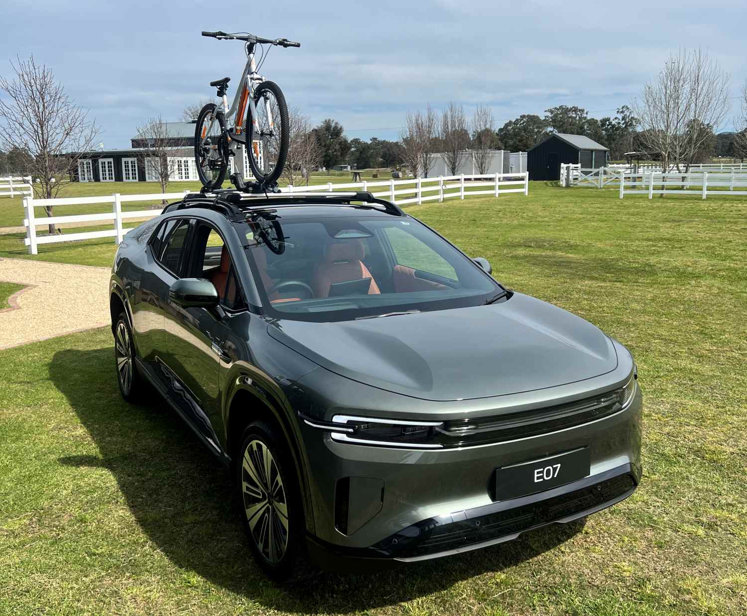 2025 DEEPAL E07 with bicycle on roof rails