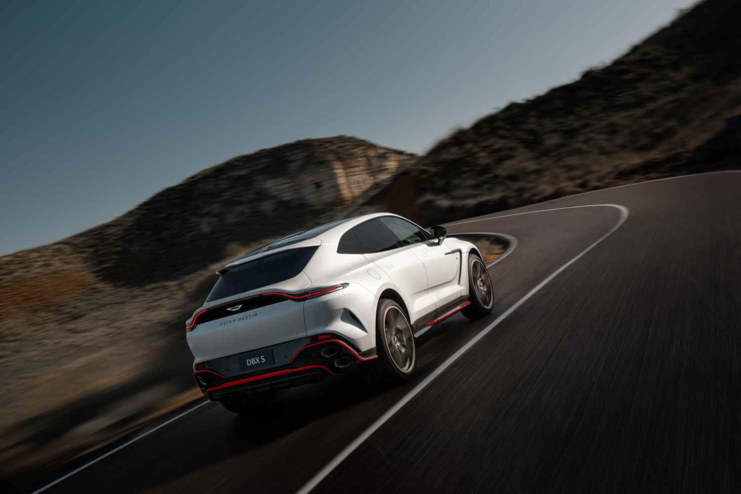 Aston Martin DBX S_3