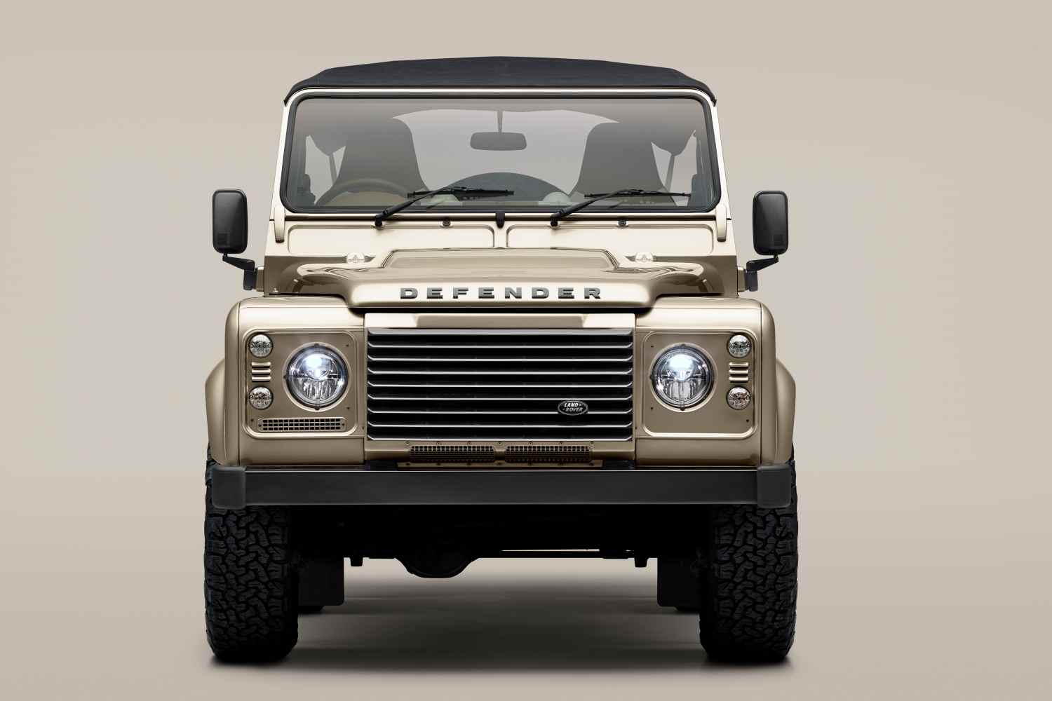 Land Rover CLASSIC_V8_SOFTTOP_HERO_02_DeadFront_v3a